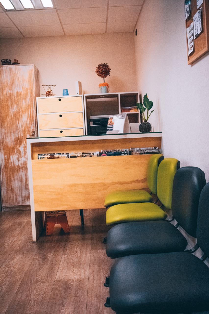 sala de estar con televisor